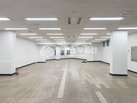 경기 용인수지구 신봉동 대단지 아파트 입구 지층 상가 !!! 월세 매물번호 11233 사진 2