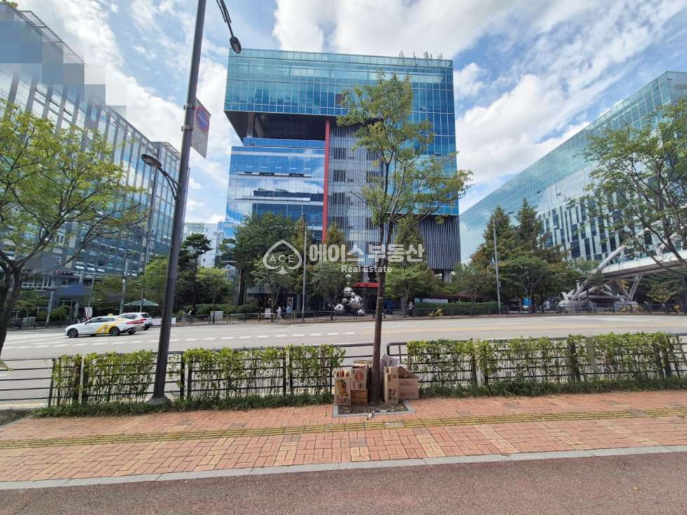 경기 성남분당구 삼평동 깨끗하고 관리 잘 된 유동인구 최상인 메인광장 상가. 월세 매물번호 11010 사진 1